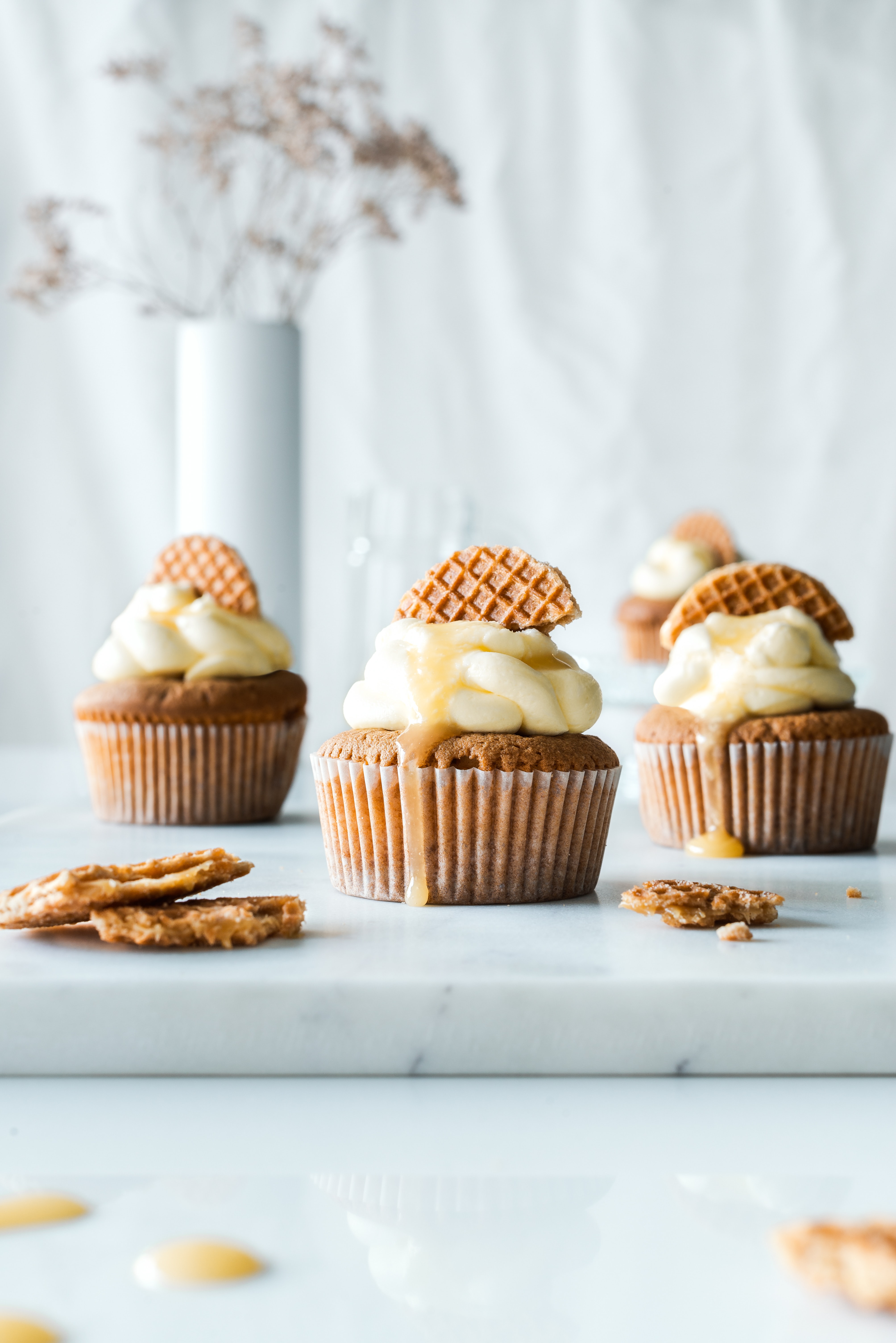 Cupcake with vanilla  and honey buttercream